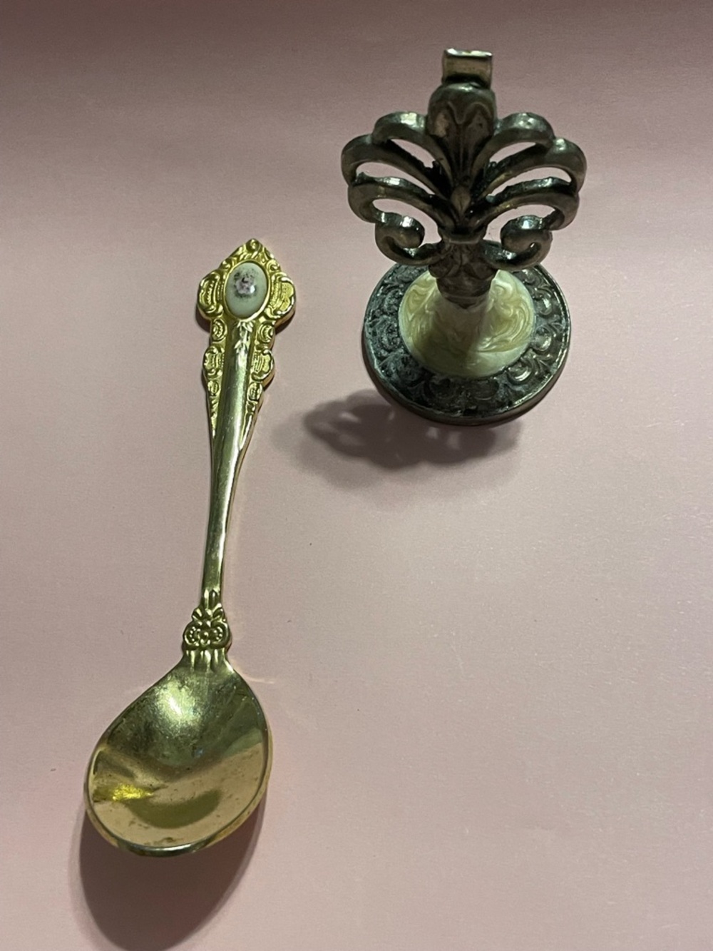 Vintage Collectible Picture Holder & Spoon #9285 you get both 💋